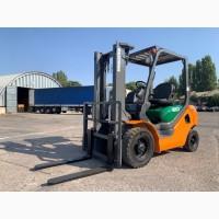 Вилковий автонавантажувач Komatsu на великих 12 колесах. Модель:FG20C-16