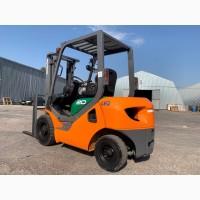 Вилковий автонавантажувач Komatsu на великих 12 колесах. Модель:FG20C-16