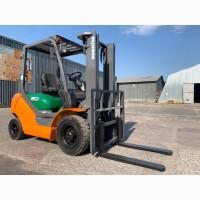 Вилковий автонавантажувач Komatsu на великих 12 колесах. Модель:FG20C-16