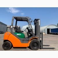 Вилковий автонавантажувач Komatsu на великих 12 колесах. Модель:FG20C-16