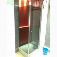 Маленькие стеклянные душевые кабины в небольшой ванной комнате