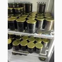 Червона ікра форелі. Чорна ікра сибірського осетра