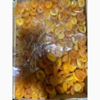 Горіхи та сухофрукти в асортименті