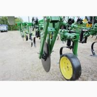 Просапний культиватор John Deere 825 (8 рядів)