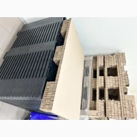 Нові палети з сотового картону