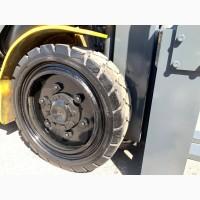 Вилочний автонавантажувач Komatsu, компакт з кабіною та позиціонером для кожної вили